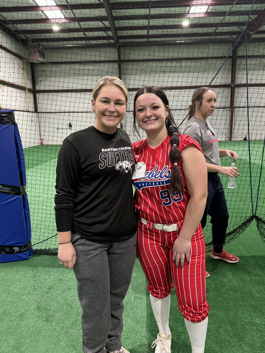 ElleighTarpley's tweet photo. Had a great camp today right before some storms. #Hopingforsnow Thank you @RenegadesSports for putting on the camp and thanks to @CarsonDuBose @CoachSaigeV @UCOcoachdixon @jenna_schwartzz @coachphunt @bohanan25 for the conversations! https://t.co/2W44ltrhfg