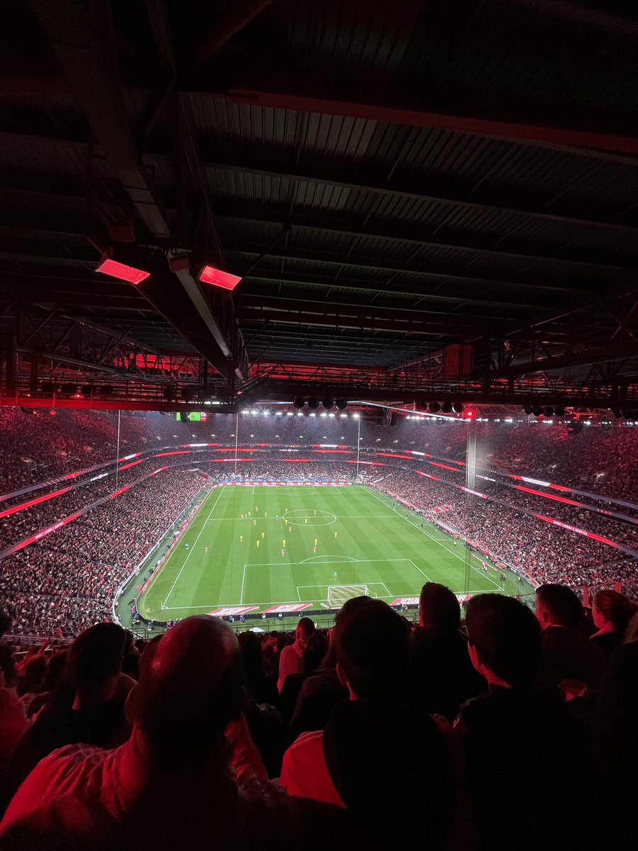 PauloLores_'s tweet photo. Carlos Carvalhal masterclass hoje en Da Luz https://t.co/idp7IyBEx9
