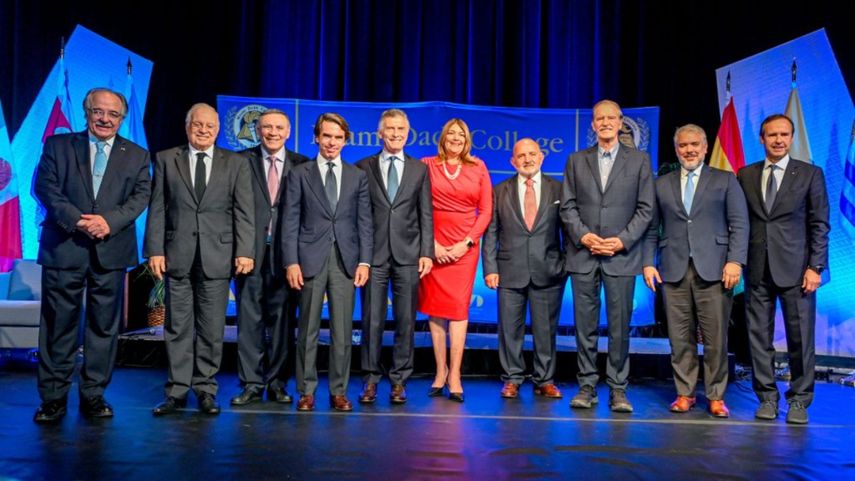 #04Ene Las momias del "estado profundo" que representan lo funesto del imperialismo; son los encargados de montar el teatro de Edmundo Gonzalez para "invadir" las tierras y riquezas de Venezuela.
Los soldados con moral y luces estamos con las lanzas empuñadas por la Patria.