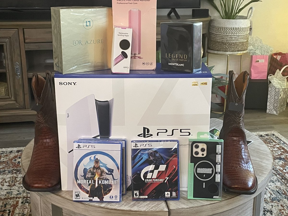 SamDaSanger's tweet image. New to you/old to me. Christmas was good this year. Got everything I wanted ❤️