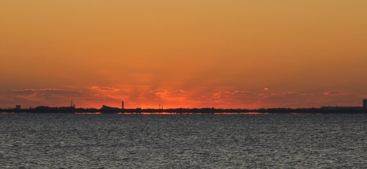 SpaceCoastSkies's tweet photo. Resentment kills a fool, and envy slays the simple
#sunrise #flwx #SpaceCoastSkies #StormHour #KSCVC https://t.co/Zd24NexVpj