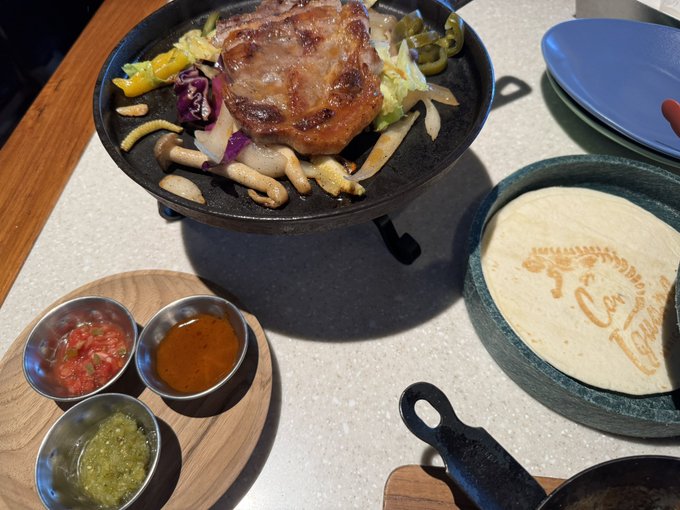 一人でアウトレット来てメキシコ料理を食う男 