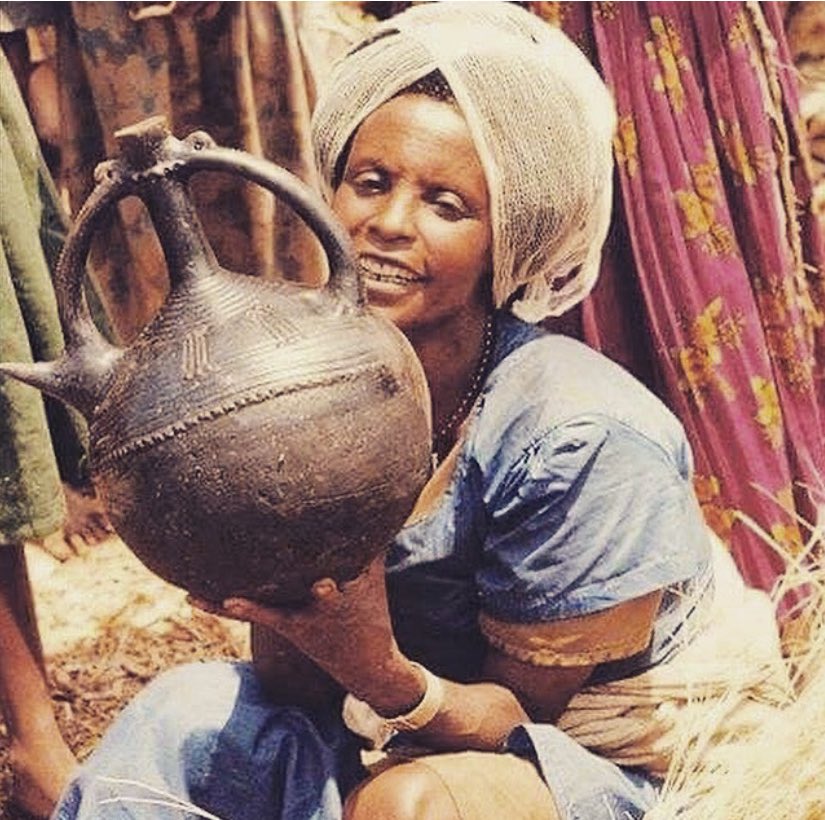 khaj_nat's tweet image. A Guraga woman from Endibir holding a large size of Jebena(clay coffee pot)with two handles." Endibir Market, Ethiopia, 1989. 🇪🇹💛🌼