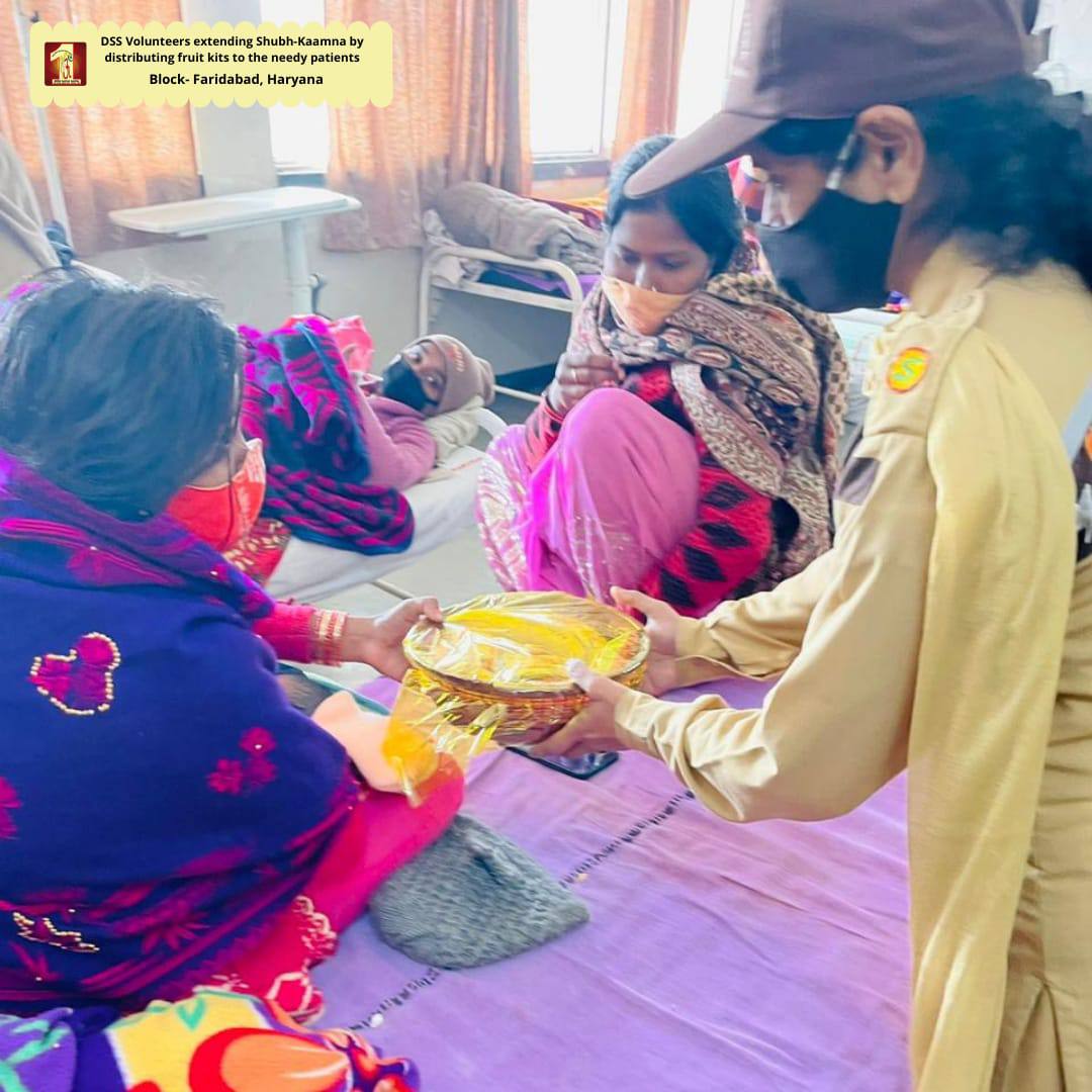 mandeeps4614's tweet photo. #HelpingCanHeal
Distribution of fruit kits to the needy patients in hospital for their fast recovery with the inspirations of Saint MSG Insan @DSSNewsUpdates https://t.co/1r0emxxXk3