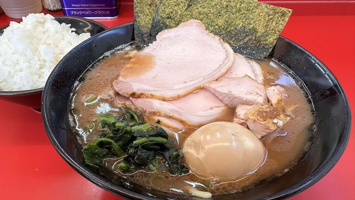 明日から仕事だぁ😅
#宮里家 で冬季休暇〆の1杯

チャーシューメン🍜
TP 味玉🥚

開店前には即🅿️🈵🚗
相変わらずの盛況振りで😆

今年も変わらず美味チャーシュー🍖
ご飯が進みます😚
本年も美味楽しい1杯楽しみにしてますよ😋

帰り際、久々サンチャンさんとご挨拶😀
今度久しぶりに同麺しましょう😁