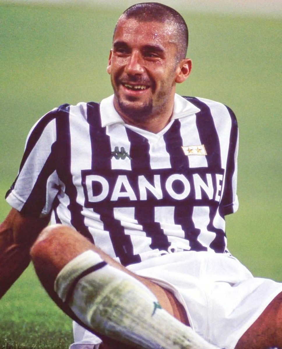 "Gianluca #Vialli non si commemora, si festeggia!"
(M.Mauro).

Sempre con noi ❤️
#Finoallafine 🤍🖤