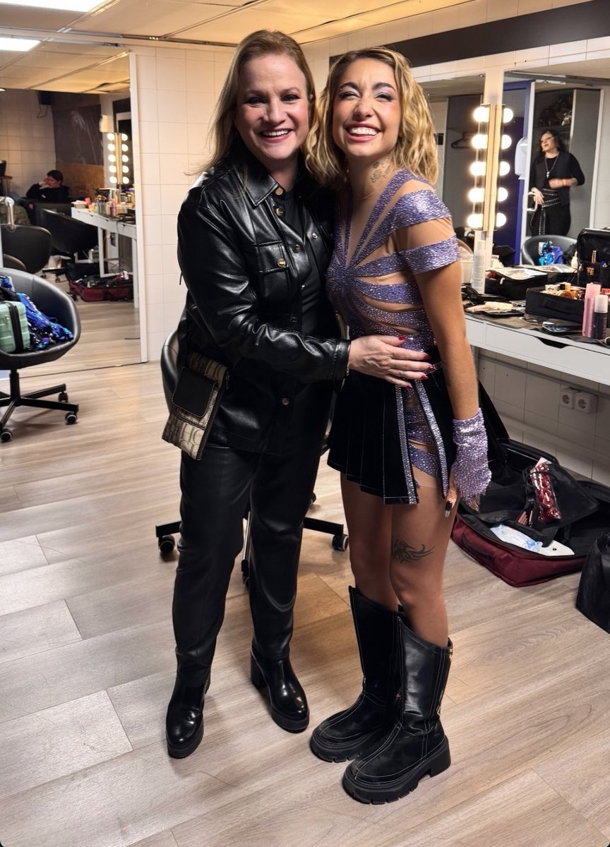 luciagalanqueen's tweet photo. Lucía Galán fue a verla a Maria Becerra en el Wizink Center 
@MariaBecerra22 @PimpinelaNet 
#mariabecerra #luciagalan https://t.co/u0I532koKd