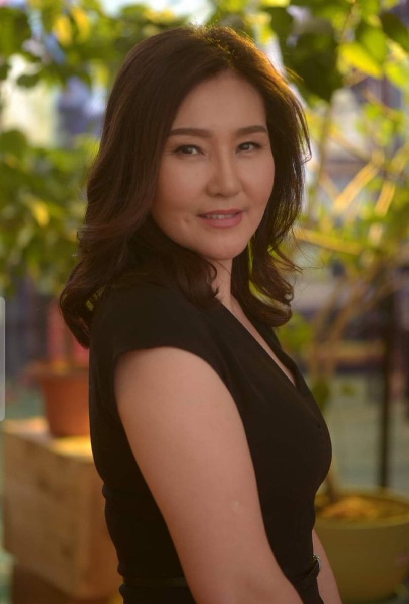 Орчуулгын 400 гаруй кинонд дуу оруулсан Д.Батцэцэг жүжигчин мэргэжилтэй ч, сайхан дуу хоолойныхоо ачаар дуу оруулагч болжээ. Түүний дуу оруулсан кинонуудаас дурдахад Буржгар үст Сью, Өргөст модны шувуу, Мятаршгүй Жулиа гэх мэт