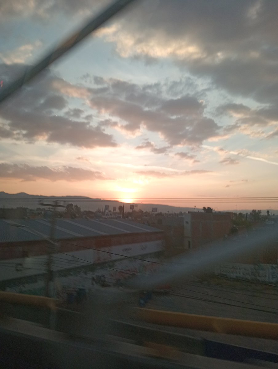 garciajar420's tweet photo. Un bonito atardecer por San Luis Potosí #SLPSW parejitas como nosotros y chicos saludos se acabaron las vacaciones de regreso a #CDMX https://t.co/TwsWIrLsKw