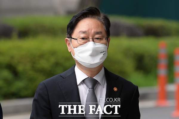 공수처

제 2 차 체포 시도없이 구속영장을 청구해서는 안됩니다.

구속영장 발부 사유는 아니나 체포집행도 못하는 구속의 실행가능성 논란에 빠질 것입니다.

먹물소리 듣지않도록 체포에 임해야 됩니다.
창피하지 않게 해 주십시요.

* 저는 그 공수처법을 만들기 위해 노력하다 4년째 재판을 받고