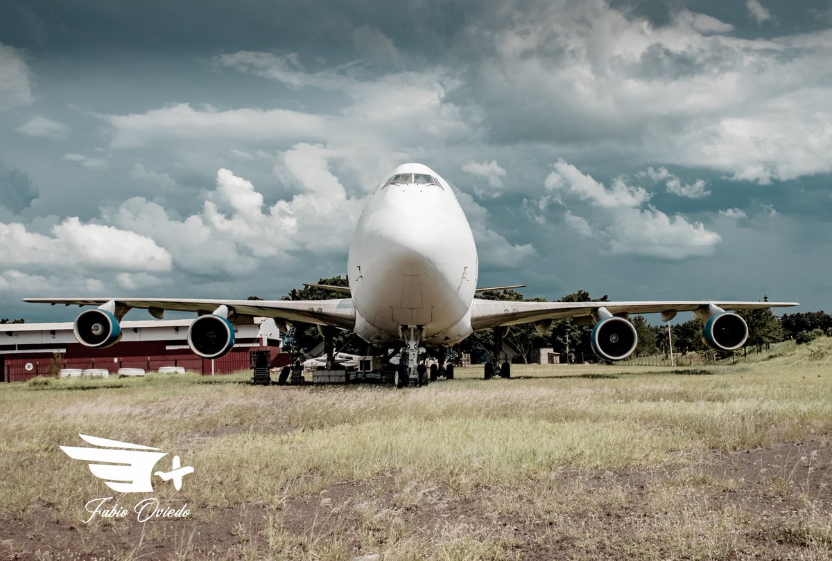 sgaspotting1's tweet photo. Primer post del 2025 🥂🍾🎆 
✈️ En imágenes un poderoso @boeing 747-200F estacionado en zona de plataforma del Aeropuerto Internacional Guaraní (AGT/SGES) de Ciudad del Este 🇵🇾
 Es hermosa la Reina de los cielos 👑😍 
📸 @gus_antunez 
🏷️ @aero_in @spotterposadas @sebasstianpine https://t.co/wTCtgcppia