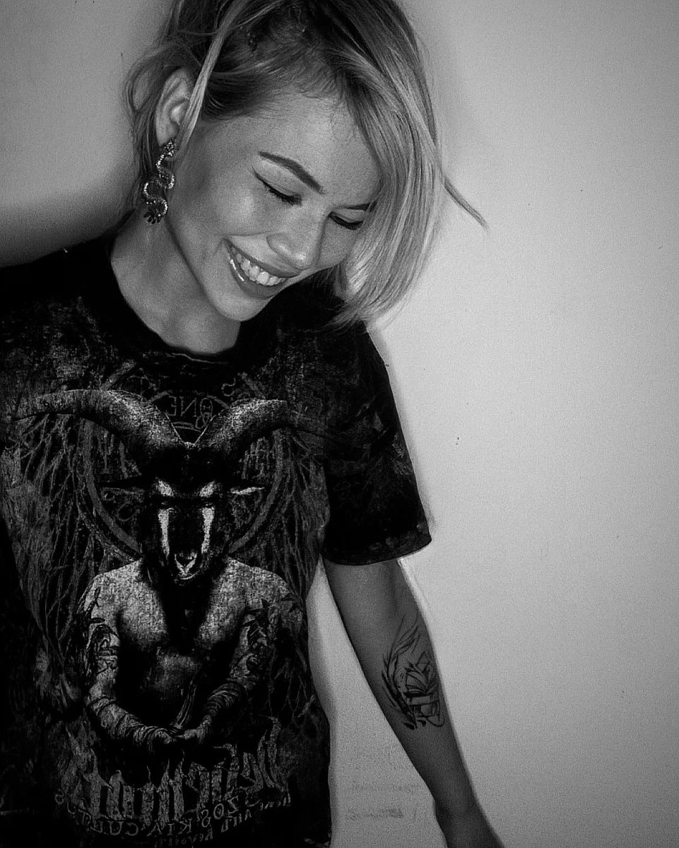 Behemoth, Pozdrawiam! Znaleziona wśród grzecznych golfów i wizytowych koszul. AAAA !!! REBEL FOREVER! 
#rebel #raisa #blizowska #MusicLovers #zdjęciex2 #twitch