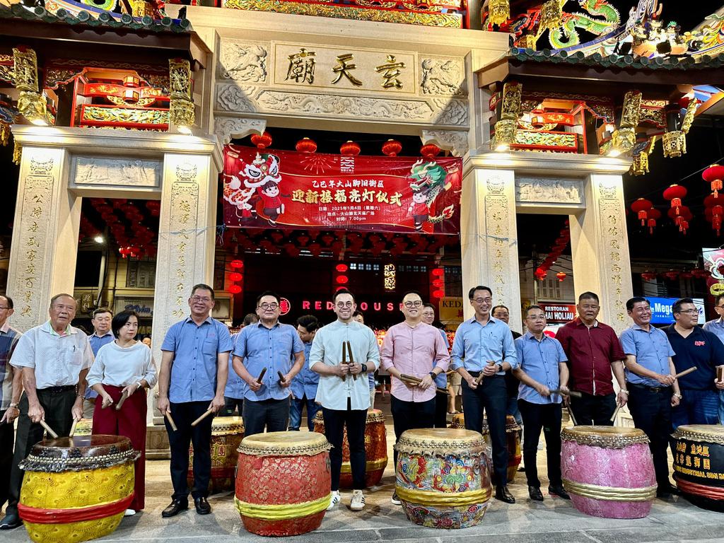 scheekeong's tweet photo. Suasana Tahun Baru Cina sudah tiba di kampungku Bukit Mertajam. 

新年气息到了我家乡。

♥️🇲🇾

Bersama rakan2 wakil rakyat di BM, SDR @dgooizs Sdr @leekhailoon &amp; Sdri Lee Lee. https://t.co/iGPNQzFkuj