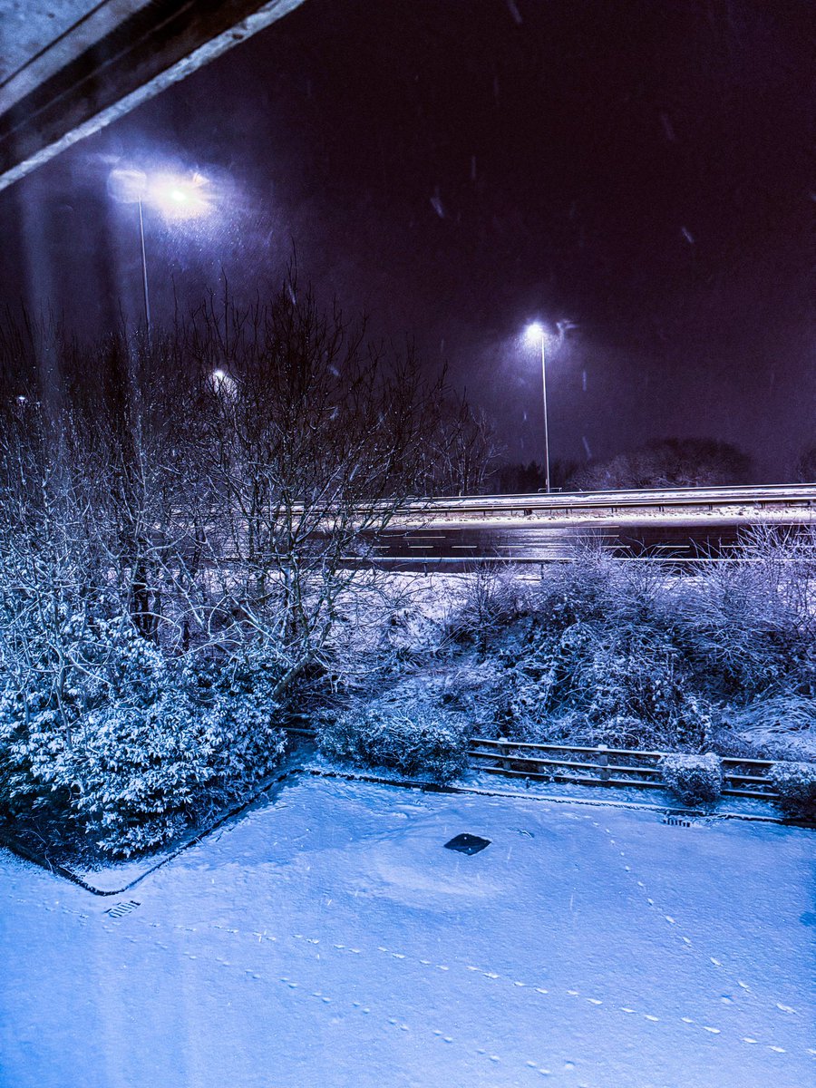 TownFanHTAFC's tweet photo. #snow #ainleytop #m62 #huddersfield #livephoto folllow me for more at Ainley top images tomorrow morning. This is 1am. https://t.co/IWcLKX9OgY