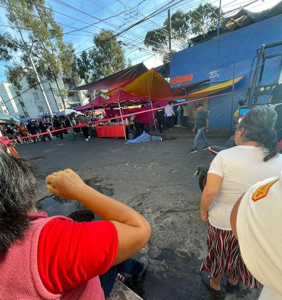 NotiPuebla94's tweet photo. #Entérate || 🚨 Presunta balacera en el mercado de Los Árboles, Loma Bella.
Preliminarmente se reportan tres heridos y al menos una persona sin vida.

⚠️ Autoridades ya investigan el caso. Mantente informado. #Puebla https://t.co/hQjiiHJfmS