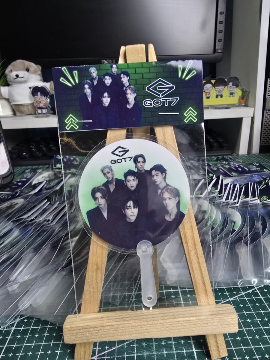 KhimukXus's tweet photo. งานยุ่งแค่ไหนก็ไม่ลืมของแจกทำแจก500
อันตอนนี้ได้200แล้วเจ้าตัวก็อยากได้นะ😝
สวยมากขอบคุณน้องตั๊กที่ช่วยทำพัดและออกแบบให้น้า🥰💚
#lGOT7
#Got7Comeback https://t.co/8tqNDHNHOw
