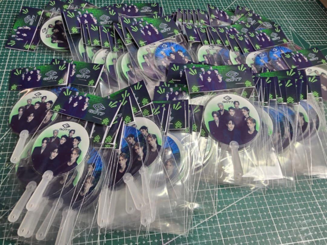 KhimukXus's tweet photo. งานยุ่งแค่ไหนก็ไม่ลืมของแจกทำแจก500
อันตอนนี้ได้200แล้วเจ้าตัวก็อยากได้นะ😝
สวยมากขอบคุณน้องตั๊กที่ช่วยทำพัดและออกแบบให้น้า🥰💚
#lGOT7
#Got7Comeback https://t.co/8tqNDHNHOw