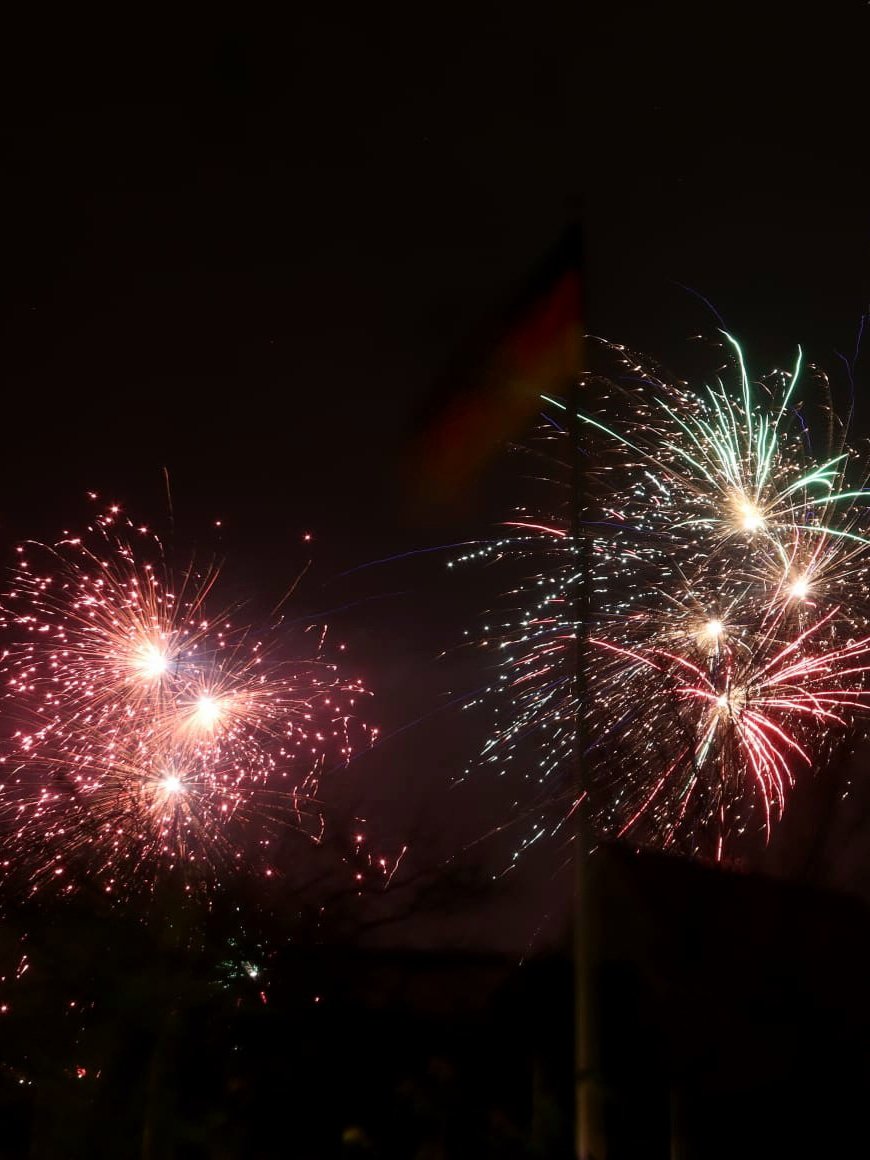 Hallo 2025... 

 #neuesjahrneuesglück #2025newyear #berlin #deutschland #germany #Firework #feuerwerk #silvester #canon 
--
Canon 90D / Canon EF-S 18 - 135 mm
Shutter 4"5 BULB (o. Stativ) / Blende 10 / ISO 400