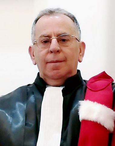 هذا هو النائب العام اللبناني، القاضي "جمال الحجار" الذي ذهب إلى مكتبه بشكل استثنائي (يوم الجمعة) أثناء عطلة رسمية، ليكتب بخط يده توصية تقضي بتسليم الشاعر المصري "عبد الرحمن يوسف القرضاوي" لدولة #الإمارات
ثم أخذ القرار وسلمه بنفسه إلى أمين مجلس الوزراء اللبناني، كي تُدرج القضية