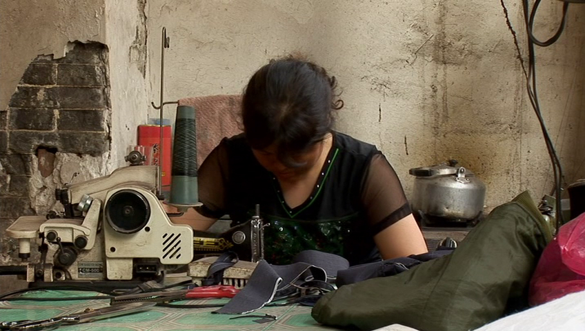 kimiamraolzx's tweet image. Inutile, Jia Zhangke (2007)
3 travail du textile dans des conditions différentes, on retrouve l'aspect géométrique des films de Wang Bing quant à la façon de filmer mais c pas pareil qd mm #superfilm