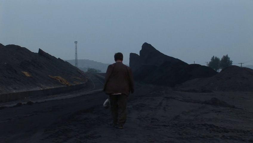 kimiamraolzx's tweet image. Inutile, Jia Zhangke (2007)
3 travail du textile dans des conditions différentes, on retrouve l'aspect géométrique des films de Wang Bing quant à la façon de filmer mais c pas pareil qd mm #superfilm