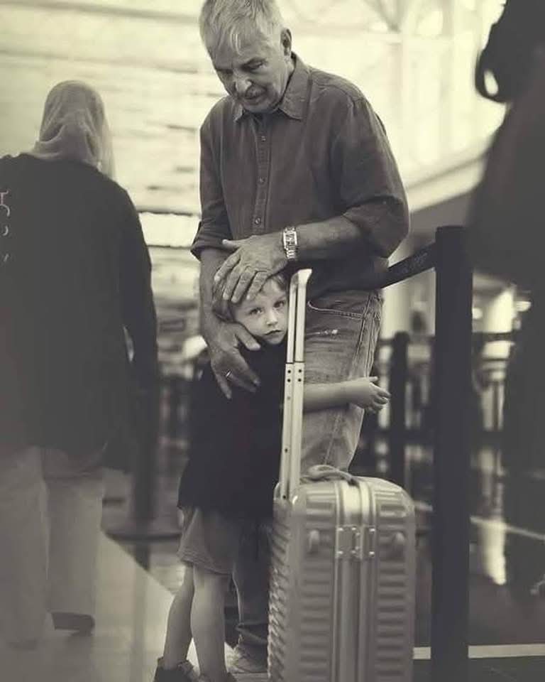 "Que bien nos vendría un
 abrazo que nos acomode un
      poco, que nos haga ver qué 
                    no estamos tan solos,
                  ni tan locos, ni tan rotos".

                     - Mario Benedetti