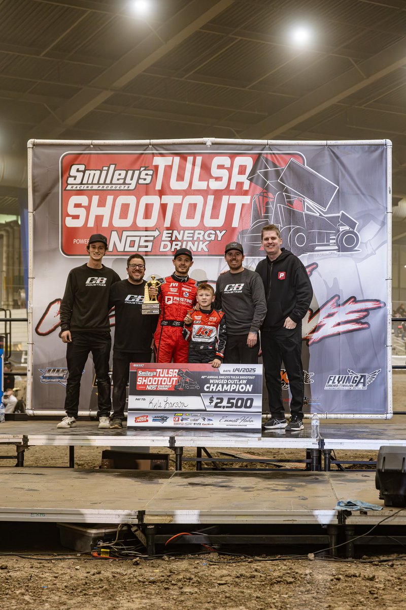 𝗔 𝗚𝗢𝗟𝗗𝗘𝗡 𝗗𝗥𝗜𝗟𝗟𝗘𝗥 𝗜𝗦 𝗖𝗢𝗠𝗜𝗡𝗚 𝗕𝗔𝗖𝗞 𝗧𝗢 𝗖𝗕𝗜 🤘🏼

<a href="/KyleLarsonRacin/">Kyle Larson</a> picks up the win in Winged Outlaw!

#TulsaShootout | #DrillerSzn