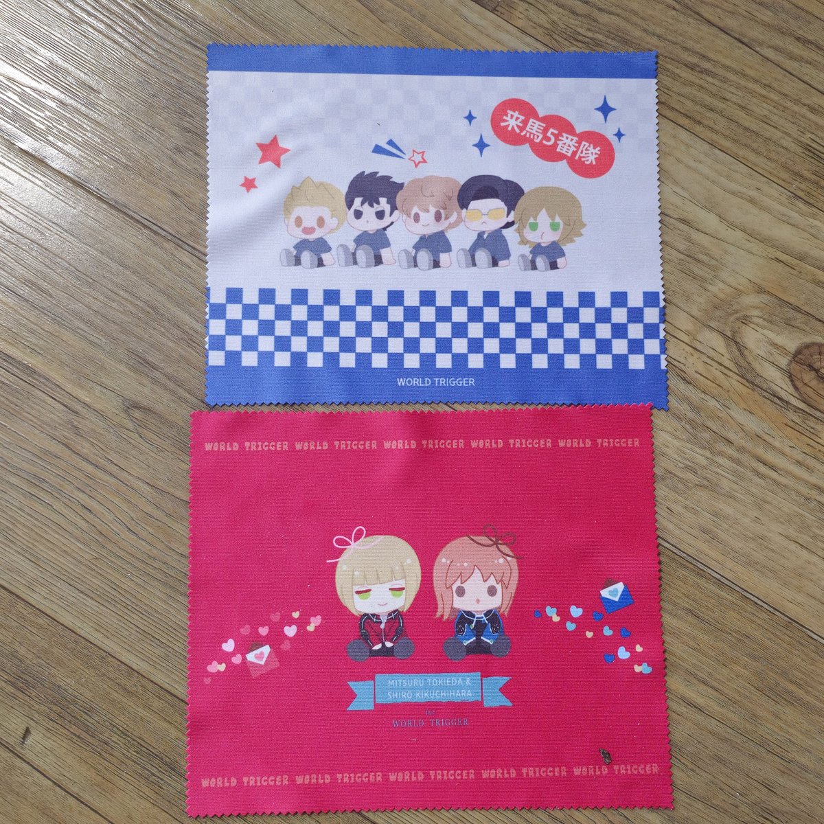 mimi112738's tweet photo. 원래 우드락 등신대만 만들려다, 그림 아까워서 미니 아크릴 열쇠고리로 만들었더니 다들 귀엽다고. 저희 어머니픽은 히토하라ㅋㅋㅋㅋ; 달라는거 굿즈라 못드린다고 숨겨둠. 안경닦이는 생각보다 빨강바탕이 예쁘게 나와서 좋았어요 ㅡ https://t.co/ao6DUtx4uR