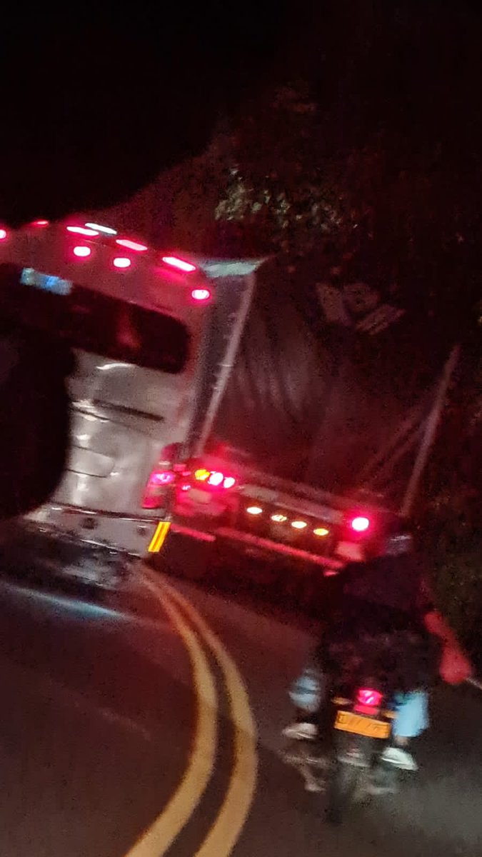 Nicolassuab's tweet image. Este señor lleva dos #adelantos en #CURVA y #DOBLE #LINEA #AMARILLA señores... @TransitoPolicia @TransitoBta OJO! Vía Medellín Bogotá, llegando a #AltoDelTrigo 🙈🙈📢📢Placas Srp879 de Facatativá.