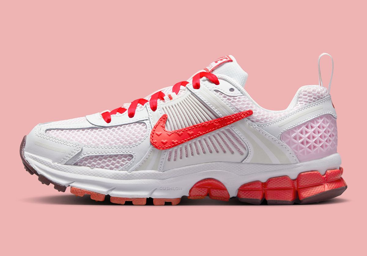 SneakerNews's tweet photo. Nike Zoom Vomero 5 "Valentine's Day" ❤️ 
Release Date: January 23rd, 2025 ($120) https://t.co/A7l8OrLaei