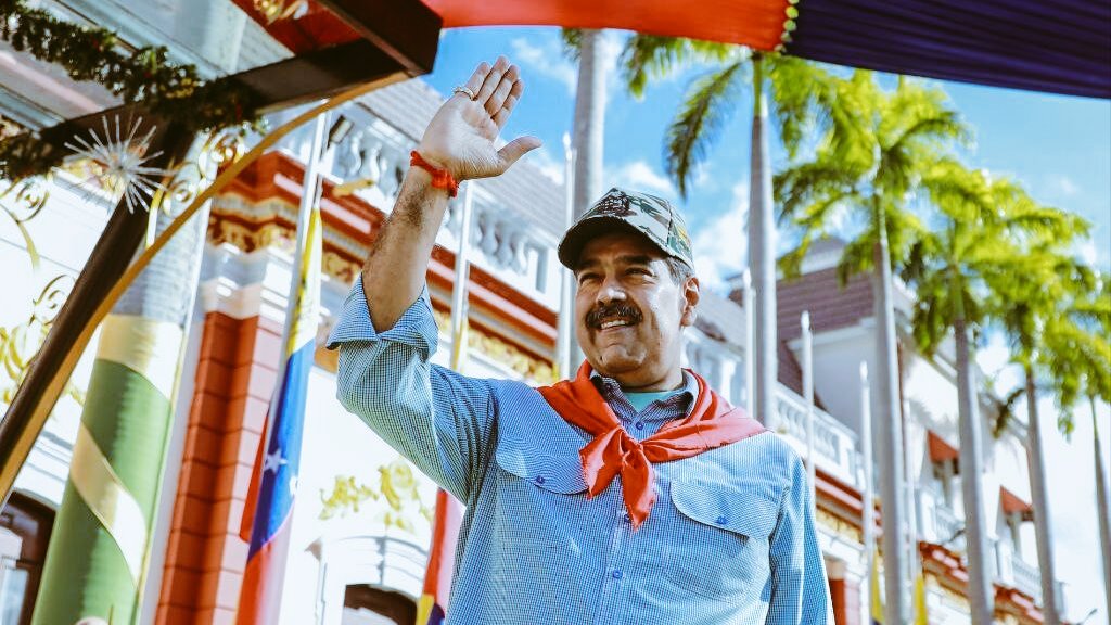 AUNQUE X me SUSPENDA a mi y a TODOS los que den RT, yo ESTOY con MADURO ✊.

¿Quien más conmigo? #MaduroPresidente
