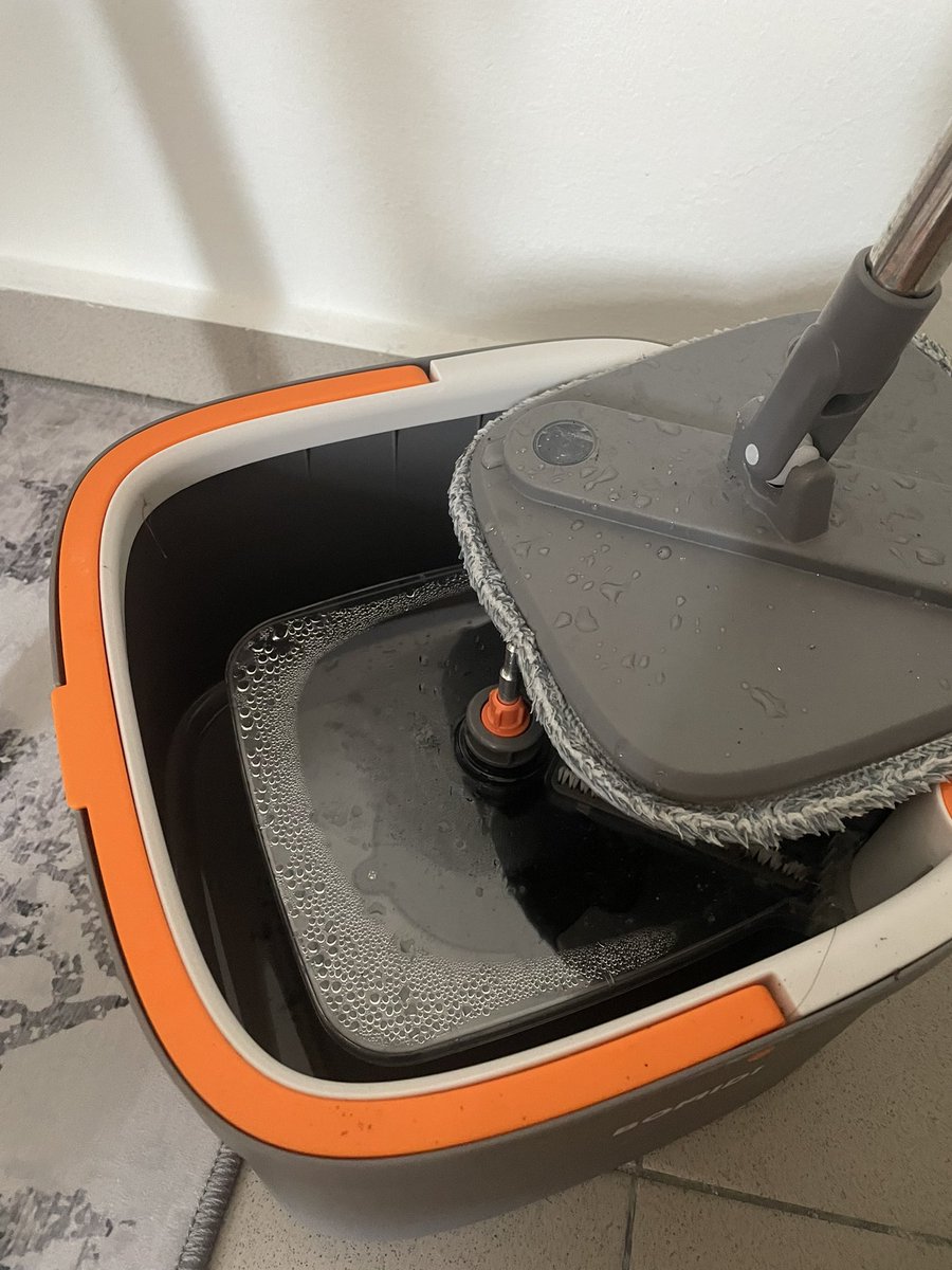 kyumadethings's tweet photo. My 2024 best purchase so far 🫶🏻

Beli spin mop yang boleh asingkan air kotor &amp; bersih. Nak perah and cuci mop pun senang! https://t.co/jM7VXcqf7u