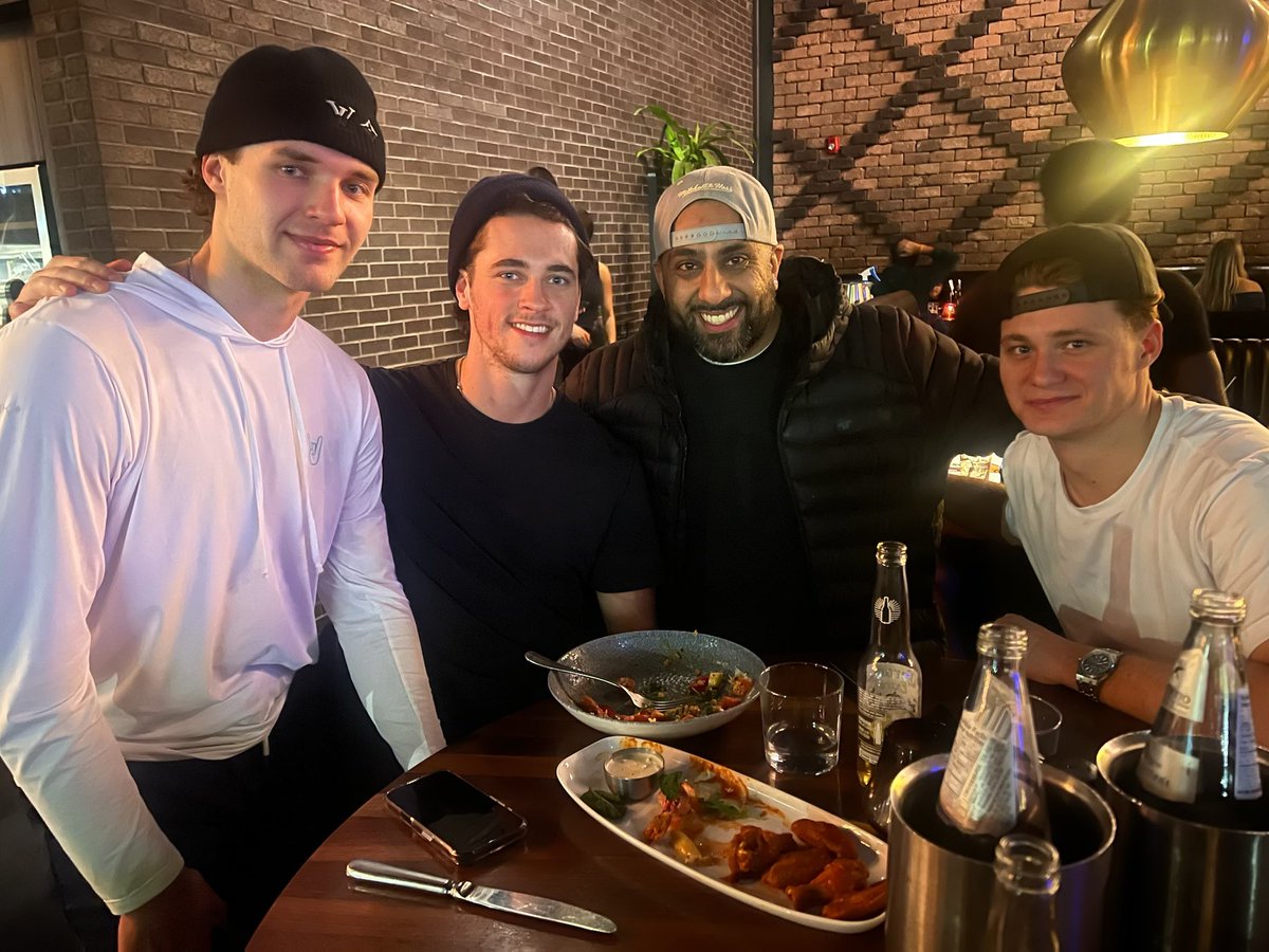 DJASD1's tweet image. Saw the Sens boys tonight at Joeys. Nice chat and they were so friendly! Hot streak incoming !!! #GoSensGo #Timmy #Pinner #Norris