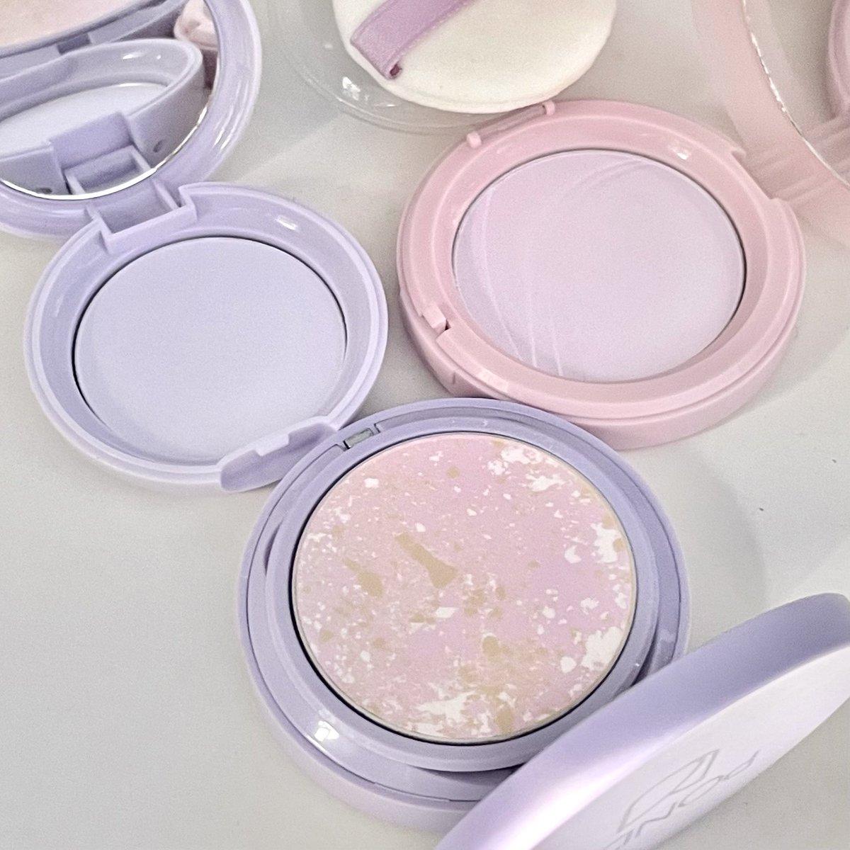 หมวดแป้งม่วง
ipkn > เนื้อม่วงสุดก็จะสว่างสุด คุมมัน ใช้เซ็ทผิวได้ 
s.lazada.co.th/s.t4ndk?cc

Hince > เนื้อออกม่วงมีติ่งชมพู ผิวไบร์ทผิวสว่าง คุมมัน ใช้เซ็ทผิวได้
s.lazada.co.th/s.t4neU?cc

Pond's > เนื้อออกชมพูอมม่วง มีผสมสีเบจ ผิวไบร์มๆๆทาแล้วหน้าไม่เทา