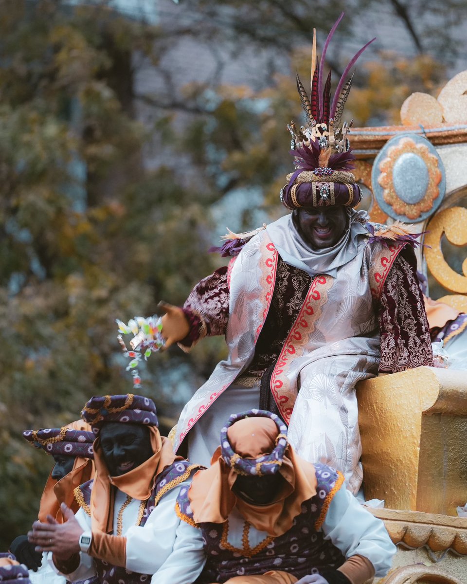 Y, por supuesto, como no hay negros en Sevilla, pintamos al enchufado de turno y ya tenemos Baltasar

#CabalgataSev25