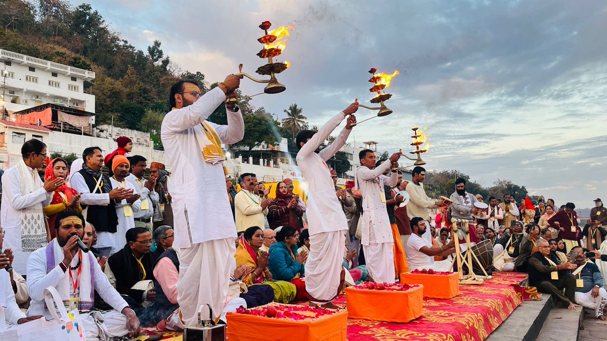 HaryanaVsk's tweet photo. जनसेवा और पर्यावरण सेवा ही भारतमाता का पूजन है -  डॉ. मोहन भागवत जी

ओंकारेश्वर में चल रही कुटुंब प्रबोधन की अखिल भारतीय बैठक के दौरान माँ नर्मदा की आरती की गई. भारत माता पूजन के पश्चात  सरसंघचालक डॉ. मोहन जी भागवत ने कार्यकर्ताओं का प्रबोधन किया. https://t.co/bFTcW3b2yE