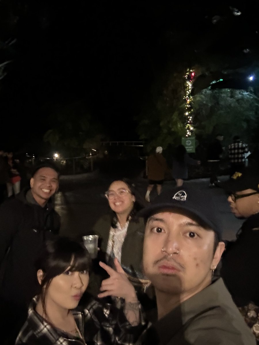 2DHIME's tweet image. They sell margaritas at the zoo