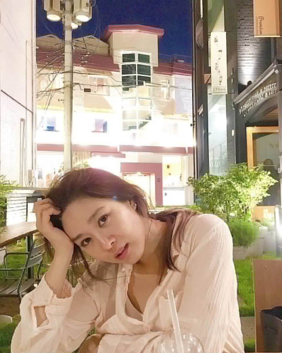 오랜만에 연상이랑 데이트하는데 자꾸 폰만 보는 연하

🐶 뭐해?
👶🏻 잠시만요. 
🐶 (음료 마심)
👶🏻 (토독토독)
🐶 급한 연락이야?
👶🏻 그건 아니고 (쳐다보지도 않음)
🐶 OO아.
👶🏻 네? 

하고 고개 들면 저렇게 쳐다보는 연상

🐶 나한테 집중해.