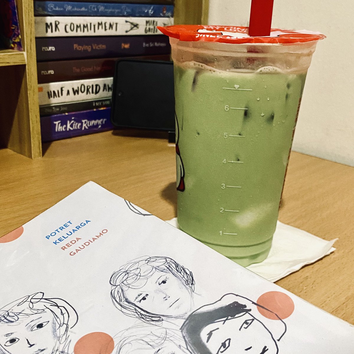 mikorajawali's tweet image. buku kedua ditahun ini yang lagi dibaca (sudah mau tamat) + mixue matcha yang favorite! (jangan sampe discontinue please) #sundayactivity