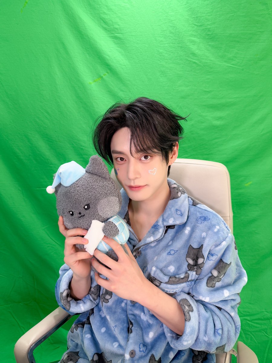 _𝗭𝗘𝗥𝗢𝗙𝗢𝗖𝗨𝗦

지웅이가 제로즈를 사랑하는 마음만큼 풍성했던 지웅이의 화이트 케이크🎂🤍
지웅이네 웅니니들도 생일을 축하하러 모였다네요 온 마을이 지웅이 생일 축하해🐈‍⬛🖤

#ZEROBASEONE #ZB1 
#제로베이스원