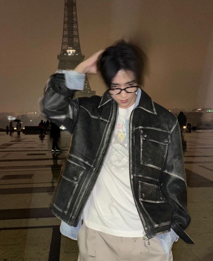 ULTIMATOEM's tweet image. TIBALAH SAAT DIMANA—bisa keliling Eropa gak pakai duit sendiri. Dibayarin orang.

YUSUF FARESTA SUTRESNA.
Kuala Lumpur, 12 April 2000.
Arkeologi U*I, '18. Manager ITZLE full-time, Mataram's legacy researcher half-time.