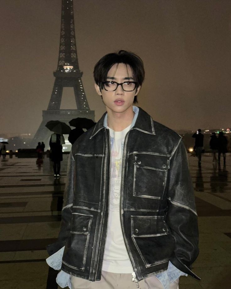 ULTIMATOEM's tweet image. TIBALAH SAAT DIMANA—bisa keliling Eropa gak pakai duit sendiri. Dibayarin orang.

YUSUF FARESTA SUTRESNA.
Kuala Lumpur, 12 April 2000.
Arkeologi U*I, '18. Manager ITZLE full-time, Mataram's legacy researcher half-time.