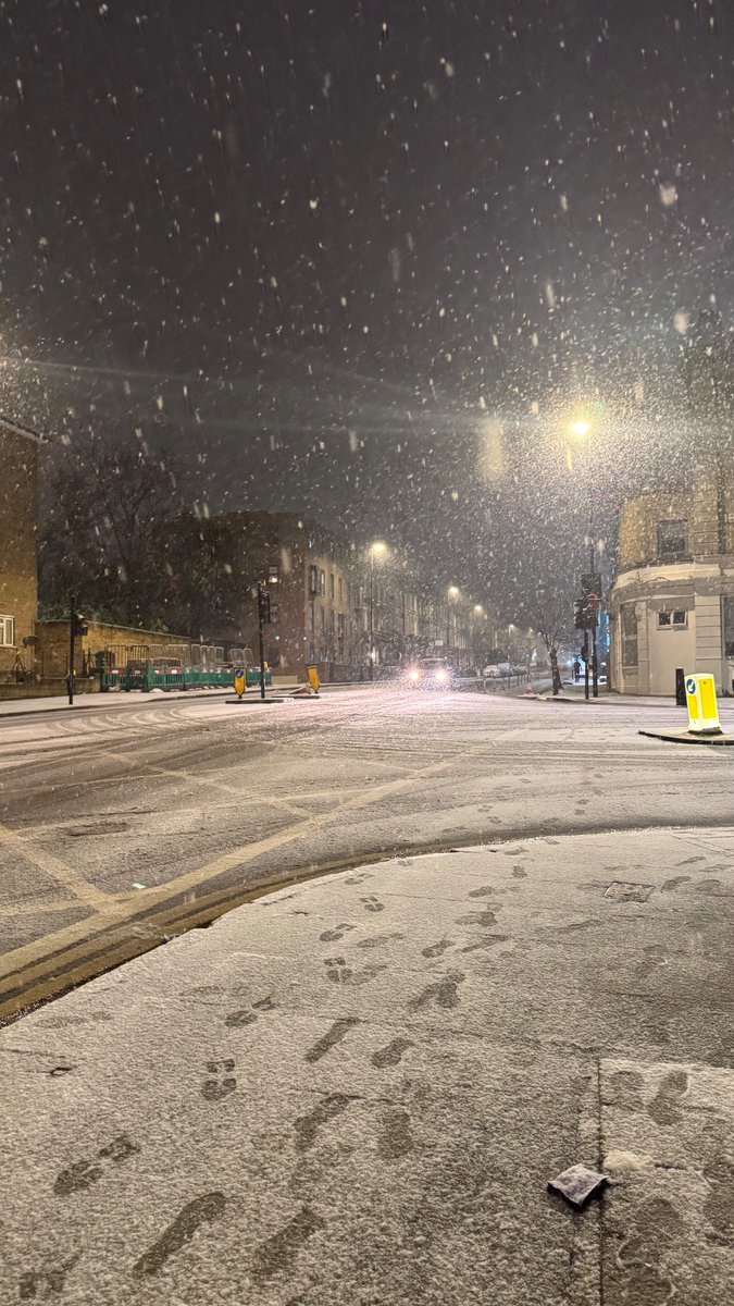 itsardhi's tweet photo. Snow in London last night 

#snow #london https://t.co/sKSFFUHt18