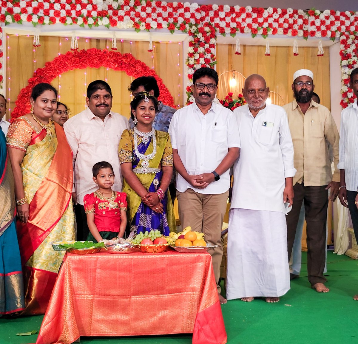 AudimulapSuresh's tweet photo. నేడు యర్రగొండపాలెం లోని మంజునాథ పంక్షన్ హాల్ నందు జరిగిన తాళ్ళపల్లి వారి పుష్పాలంకరణ వేడుకకు హాజరై “చి|| వేదవాణి సహస్ర” ను ఆశీర్వదించిన మాజీ మంత్రి వర్యులు డాక్టర్. ఆదిమూలపు సురేష్ గారు.
#TeamAudimulapuSuresh
#KondapiConstituencuy
#KondapiYSRCP https://t.co/AtMHnmzG50