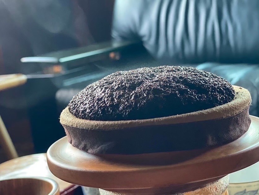 buzz_bee_88's tweet photo. 遥か昔、オスマンの地にて、
一杯のコーヒーが人を集め、知恵を語らう場所が生まれた。
ペニー・ユニバーシティ
その一杯で世界を学ぶという。
その香り、大地の記憶を呼び起こす。
#焙煎機 #奈良カフェ #JomonCoffee #RoastingMachine #コーヒーのある暮らし #雑学 #知識 https://t.co/OqqUM7YpMR