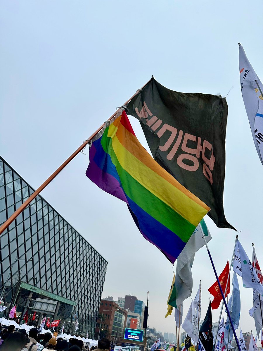 5일 일요일 한남동 관저 앞에 페미당당 깃발 올렸습니다. 참여하실 분은 이태원 역으로 나와서 나인원 한남 옆길로 오시면 반대 집회 마주치지 않을 수 있습니다.