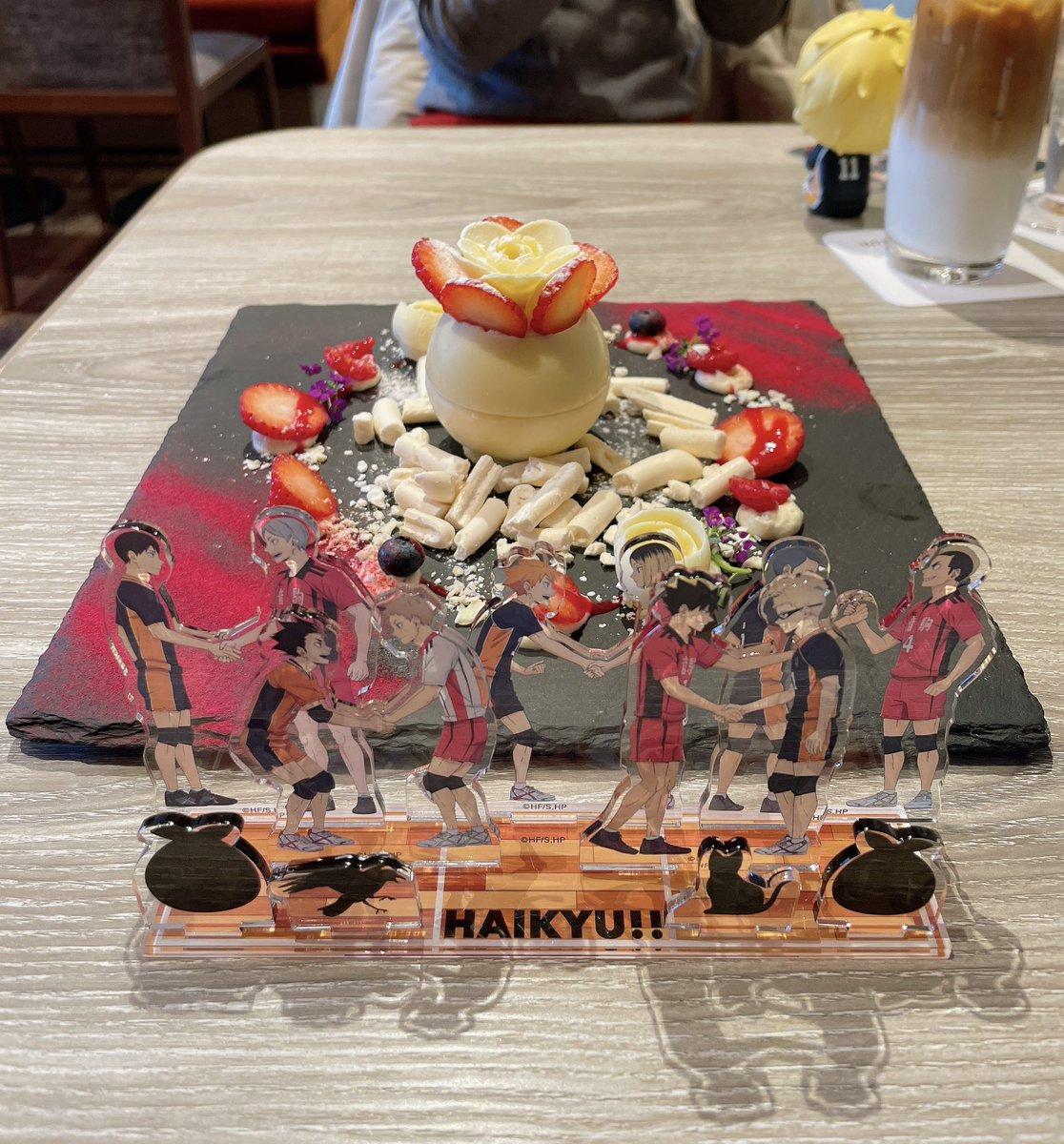 uso_golden's tweet photo. あやちゃんと、推し活初め🏐

行ってみたかったカフェに、めっちゃ烏野と音駒みたいなデザートあった🧡❤️ https://t.co/vjAN4lo2iO