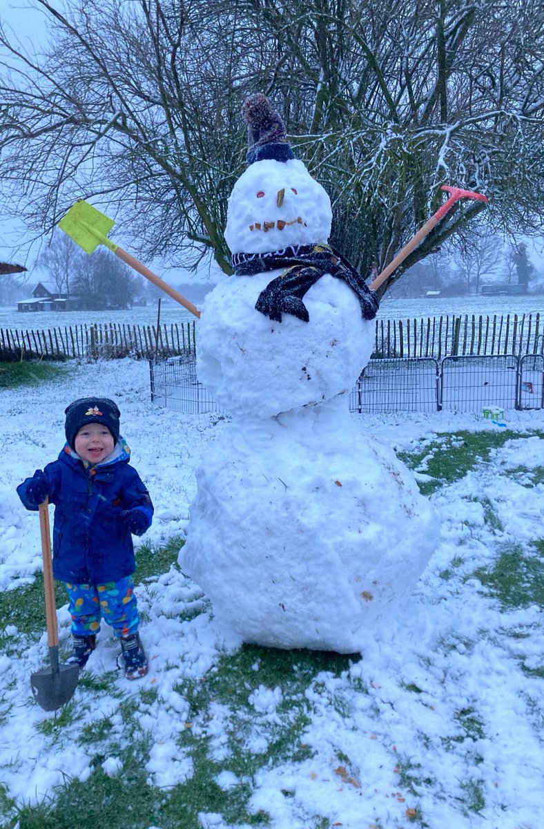 Sneeuwpret op de boerderij☃️#mylittlesnowman #sneeuw