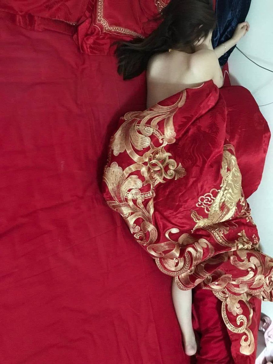 xiaojing_1995's tweet photo. 给最好的闺蜜当伴娘，结果闺蜜喝多了直接去了另一个房间睡着了，而我一睡醒发现自己躺在她的婚床上了…
闺蜜的老公也不客气，直接把我操醒了，本来很惊讶想让他拔出来，但是交合处的刺激感让我没法停下来，最后甚至主动的女上位了…
果然还是喜欢偷情，持续接受粉丝报名中～
@xiaojing_1995
联系方式：https://t.co/uvbUFq3JKK