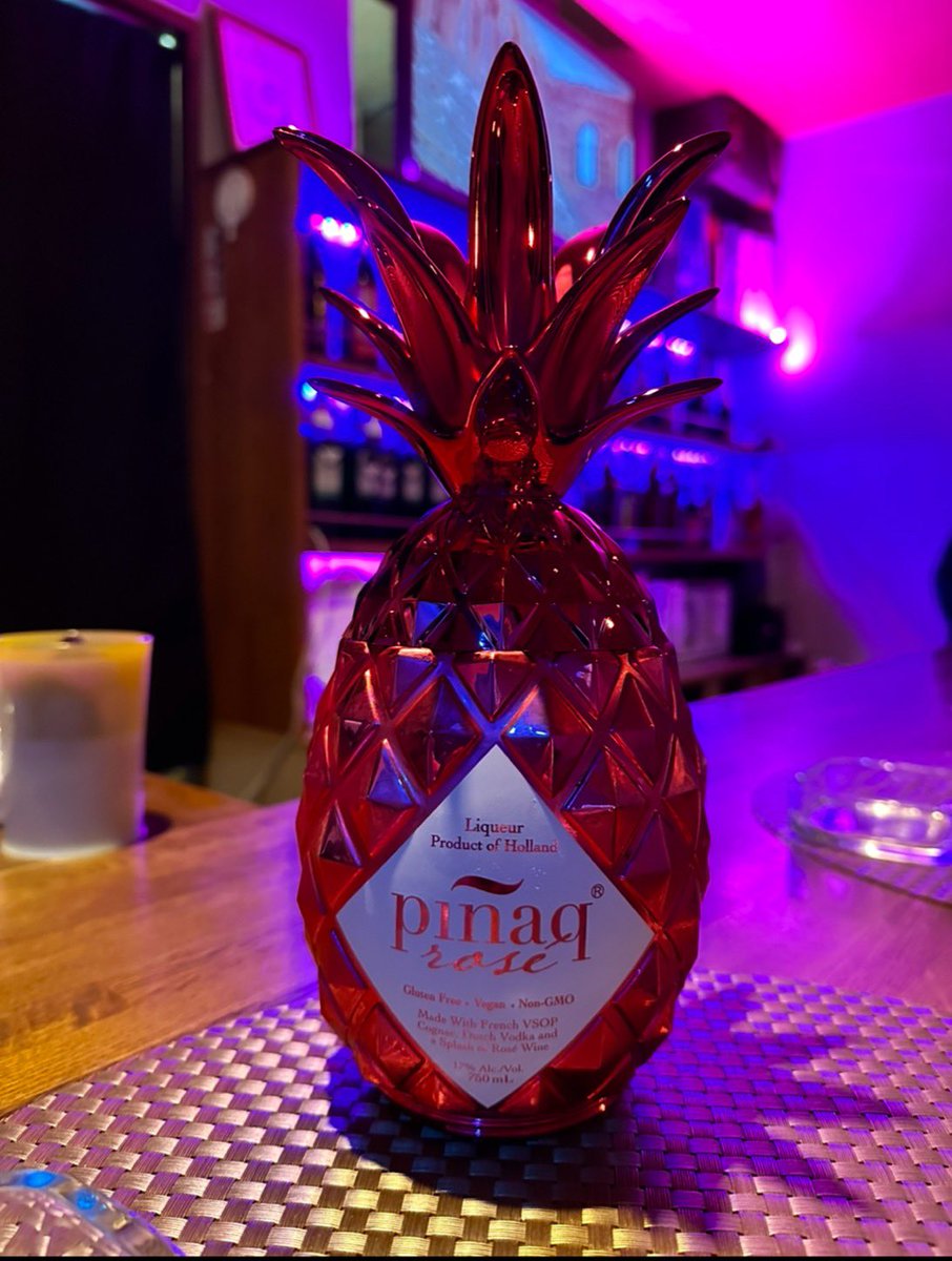 ラウンジさくら🌸です。1月限定で毎週月曜21時〜男性スタッフ1名と20代のキャスト1名でお店を営業いたします。男性スタッフが作るカクテルも飲めるみたいです。いつものさくらとは違う雰囲気を味わいたいお客様は是非！通常営業のさくらは10日(金)11日(土)20時〜営業いたします。